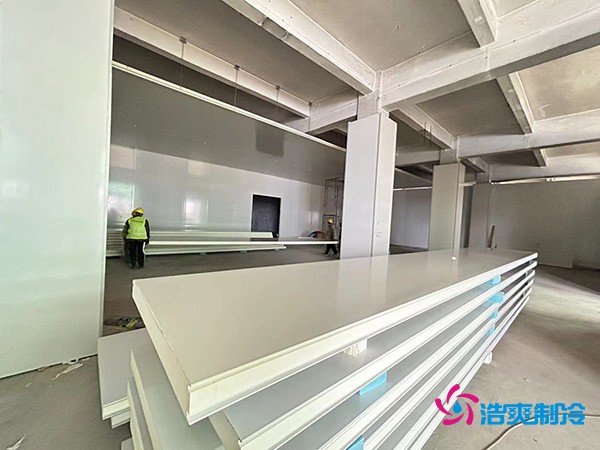 图为浩爽工人们正在搭建库板