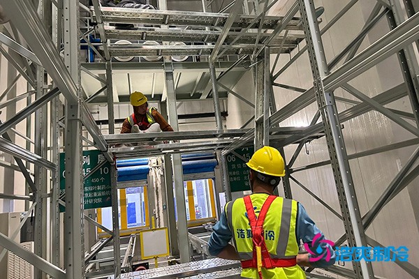 图为浩爽工人正在安装支架