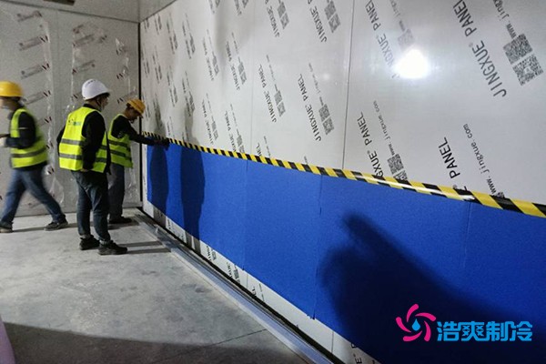 图为正在对墙体贴?；つ? width=