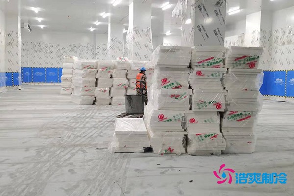 图为浩爽工人正在安装XPS挤塑板