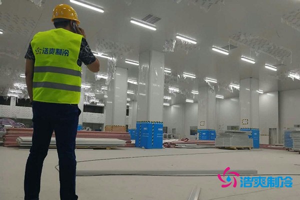 浩爽工程师视察周黑鸭冷库工程施工情况