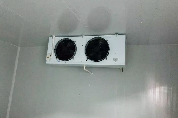 图为中央厨房冷库内部冷风机实拍图