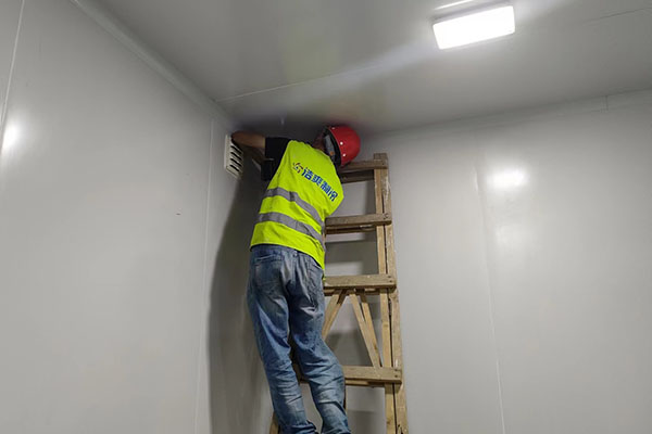 图为浩爽工人正在安装湿度探头