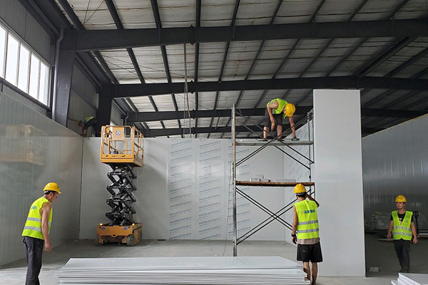 图为浩爽工作人员正在搭建库板